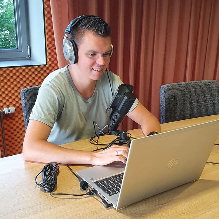 Jethro Zwets die een christelijke lusiterboek inspreekt